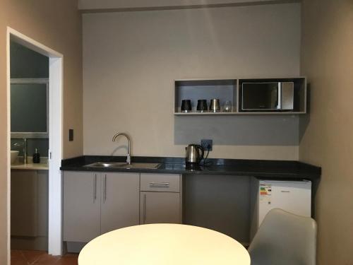 Dapur atau dapur kecil di Aluve Guesthouse