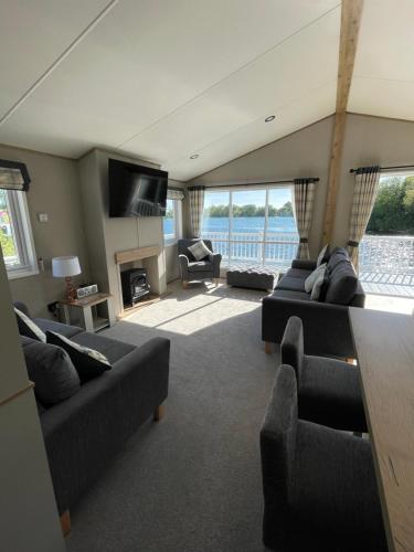 Μια τηλεόραση ή/και κέντρο ψυχαγωγίας στο Chichester Lakeside Holiday Park Lakefront Lodge
