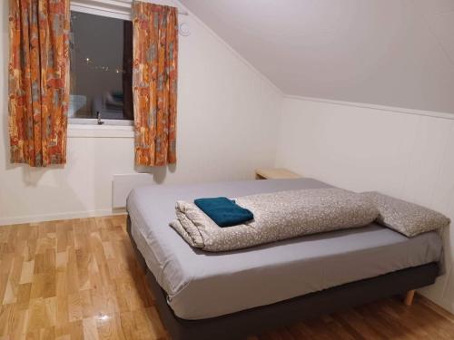Кровать или кровати в номере FeelHome apartment In Tromsdalen