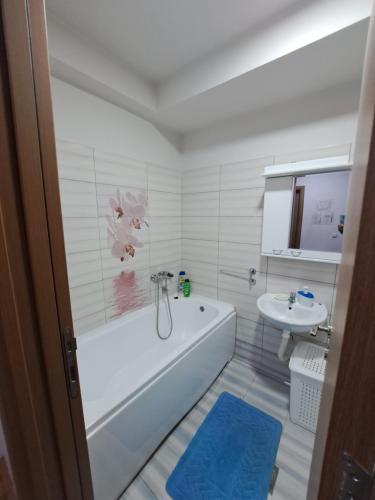 Baño blanco con bañera y lavamanos en Apartman Vranje en Vranje
