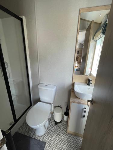 Ένα μπάνιο στο Chichester Lakeside Holiday Park Lakefront Lodge