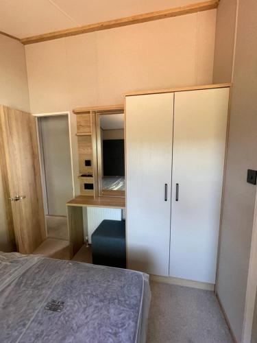 Ένα ή περισσότερα κρεβάτια σε δωμάτιο στο Chichester Lakeside Holiday Park Lakefront Lodge
