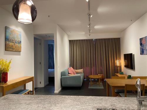 Un lugar para sentarse en The Fawkner Apartment Bay-view pool/Gym Free Parking
