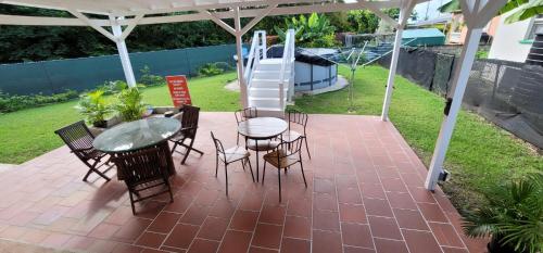  THE GOOD LIFE -  Room  picture :   Tea/Coffee maker    Shower    TV                           