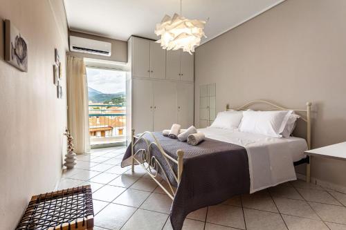 une chambre avec un lit et un lustre dans l'établissement Kalamata Old City - Minimal Urban Retreat, à Kalamata