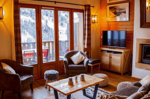 a living room filled with furniture and a tv at Chalet Wallis, Wifi, Garage, Proche des pistes in Isola