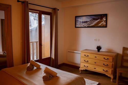 - une chambre avec un lit, une commode et une fenêtre dans l'établissement Chalet Wallis, Wifi, Garage, Proche des pistes, à Isola
