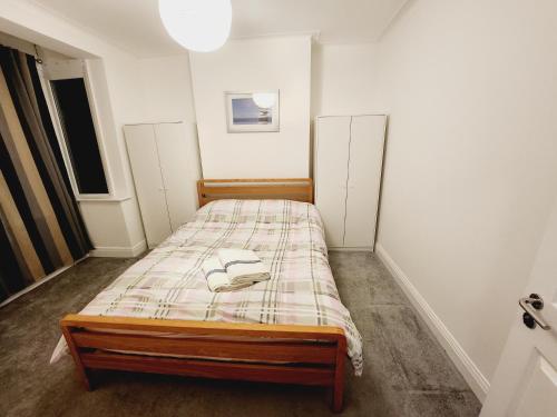 a bedroom with a bed with a blanket on it at Guest rooms in London