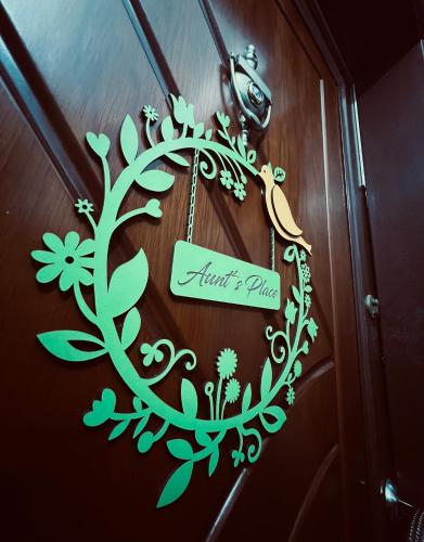 une couronne sur une porte avec un signe qui vous remercie dans l'établissement Aunt's Place, à Shkodër