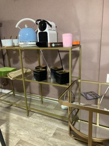 une étagère avec des articles dans une pièce dans l'établissement « Le Val d AuRS »Calme et élégance, à Strasbourg