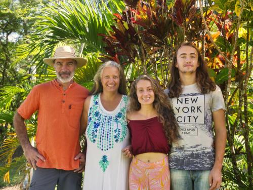 un grupo de personas posando para una foto en Finca Colibri écolodges en nature Costa Rica, en Cabo Blanco