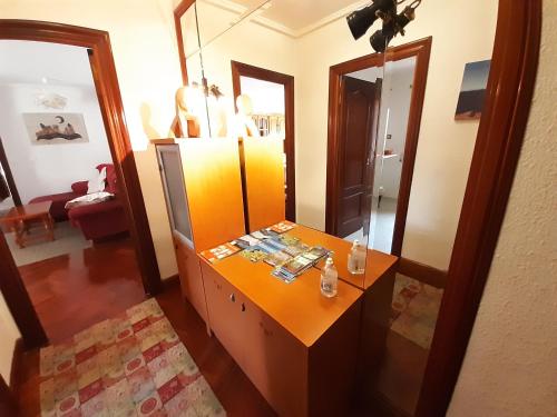 a living room with a table and a mirror at Hospital de Cruces Barakaldo BEC Piso muy luminoso in Barakaldo