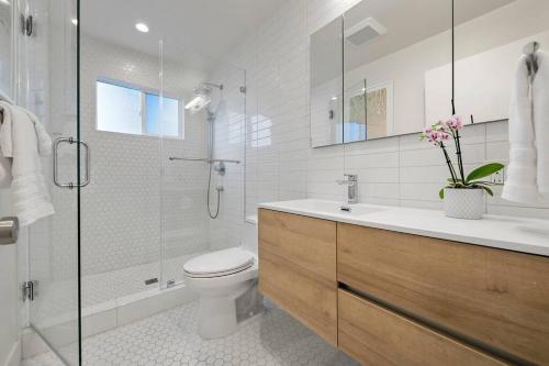 a bathroom with a toilet and a shower and a sink at Chic and Comfy Home in the Heart of Silicon Valley in Mountain View