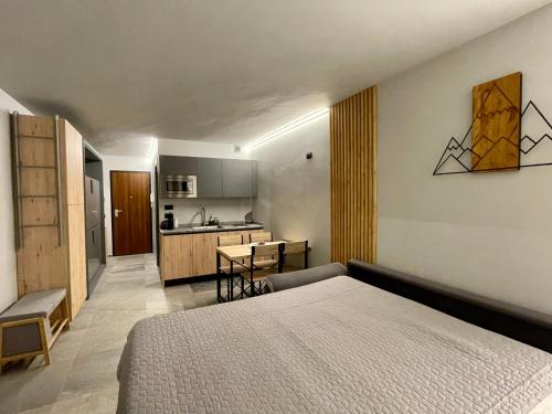 um quarto grande com uma cama e uma cozinha em Maison Etoile - Pila n 0042 em Pila