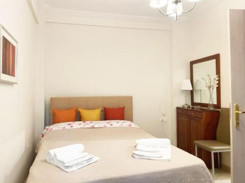 um quarto com uma cama com toalhas em Crimson Suite: 1-bedroom apartment in Thessaloniki em Tessalônica
