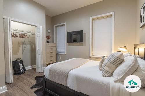 Krevet ili kreveti u jedinici u objektu Baltimore's Best Home Away From Home apts