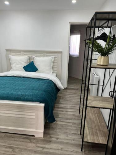 une chambre avec un lit avec une couverture bleue dans l'établissement Colmar,appart chaleureux 2 pas centre avec jardin, à Colmar