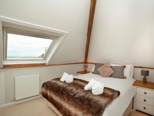 um quarto com uma cama com toalhas em Upper Forge em Malborough