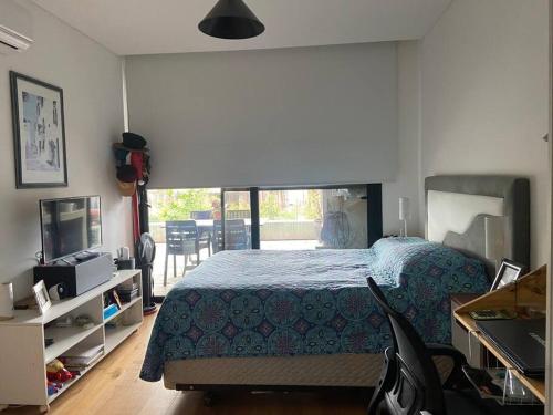 1 dormitorio con 1 cama, mesa y sillas en Exclusivo y elegante! en Montevideo