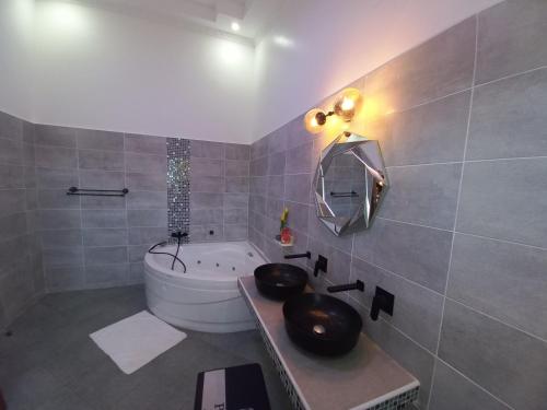 uma casa de banho com um WC, um lavatório e um espelho. em Villa Duran - 5 bedrooms em Ukunda