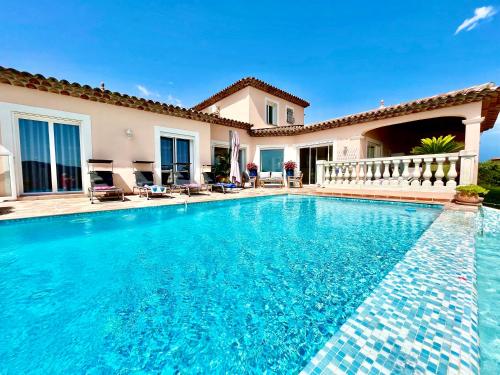 una piscina frente a una casa en Luxury Villa, Amazing View on Cannes Bay, Close to Beach, Free Tennis Court, Bowl Game en Les Adrets de l'Esterel