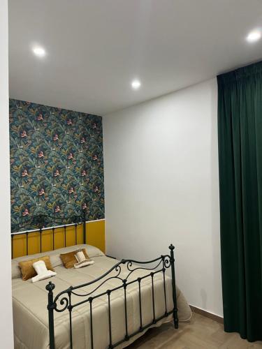 una camera da letto con un letto e un dipinto sul muro di Airport security 161 a Napoli