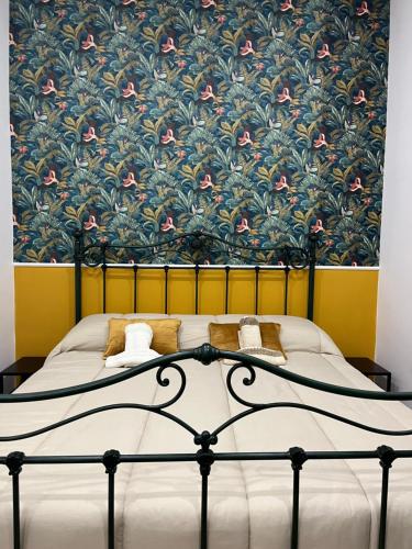 una camera da letto con un letto e carta da parati floreale di Airport security 161 a Napoli