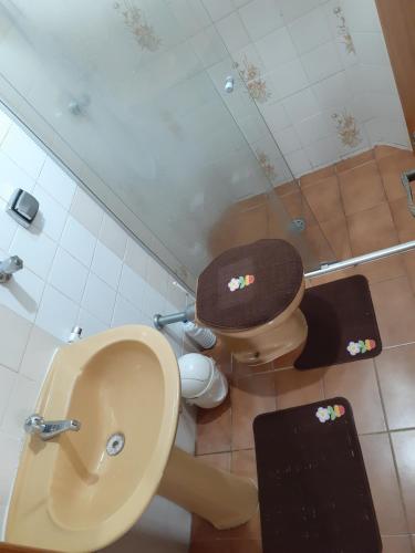 a bathroom with a toilet and a sink at Apartamento 100 metros da Praia Grande/Ubatuba/SP in Ubatuba