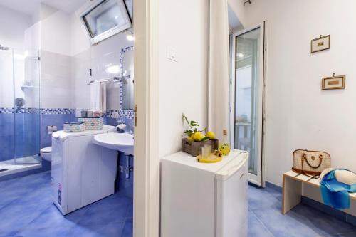 La salle de bains est pourvue d'un lavabo et de toilettes. dans l'établissement Cafiero Flat, à Sorrente