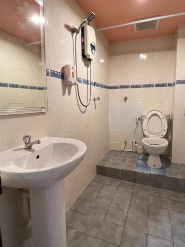 een badkamer met een wastafel en een toilet bij Seaside Palace Hotel in Koh Samui 