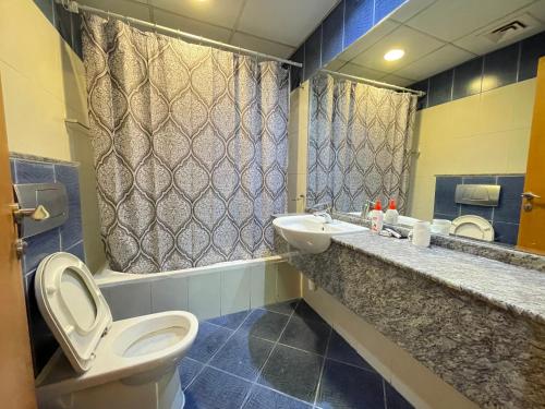 Backpackers zone في دبي: حمام مع مرحاض ومغسلة