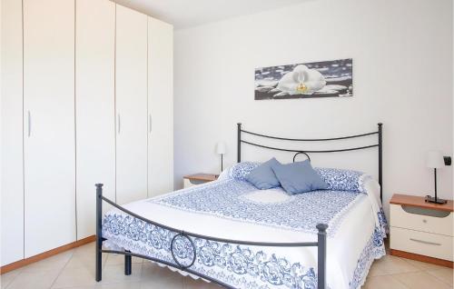 1 dormitorio con 1 cama con sábanas azules y blancas en Casa Dellorchidea, en Bracco