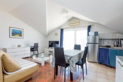 Apartments with WiFi Rovinj - 9702