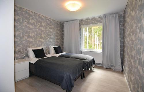1 dormitorio con cama y ventana en Cozy Home In Otterbcken With Wifi en Otterbäcken