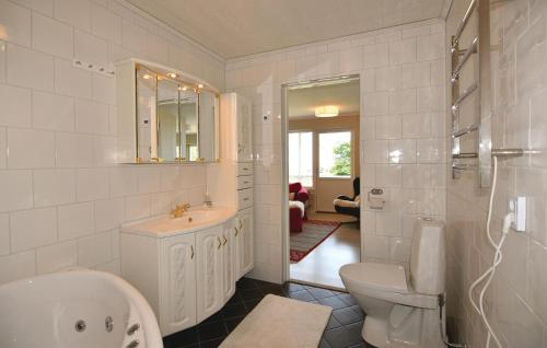 Baño blanco con lavabo y aseo en Cozy Home In Otterbcken With Wifi en Otterbäcken