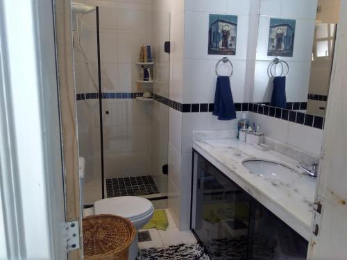 a bathroom with a toilet and a sink and a shower at Excelente casa em Angra dos Reis condomínio com praia e piscina. in Angra dos Reis