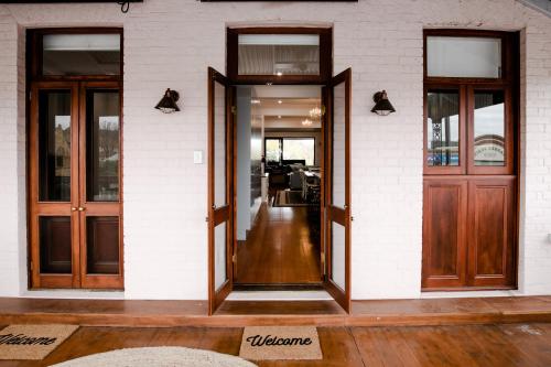 una puerta abierta de un edificio con puertas de madera en The Wandering Grape, en Mudgee