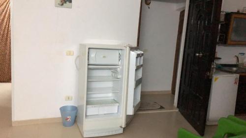 un frigorifero vuoto con la porta aperta in una cucina di Sunny sky a Quseir