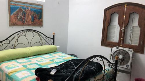una camera con letto, specchio e ventilatore di Sunny sky a Quseir