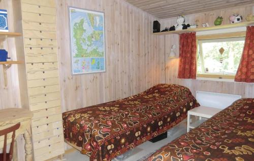 Säng eller sängar i ett rum på Stunning Home In Ljungbyhed With 3 Bedrooms, Sauna And Wifi