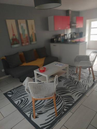 un salon avec une table et un canapé dans l'établissement home ferman, à Saint-Dyé-sur-Loire