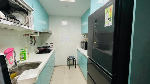 新莊的住宿－J-Double Room Xinzhuang District，一间带水槽和冰箱的小厨房