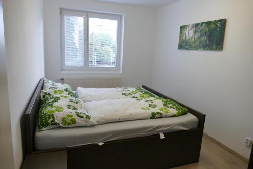 Un pat sau paturi într-o cameră la Modern and light 2-Room Apartment