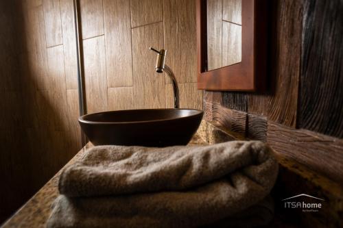 a bathroom with a sink and a bowl on a counter at ItsaHome Vacations - Casa de Campo Atuntaqui 