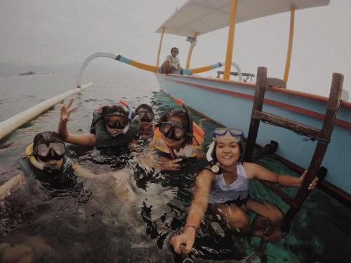 a group of people in the water on a boat at SNORKELING AT PADANGBAI BY KAI TRIP TOMORROW in Padangbai