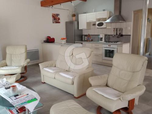 Photo de la galerie de l'établissement Maison près de la plage, 3 chambres, terrasse et parking à La Tranche sur Mer - FR-1-357-84, à La Tranche-sur-Mer