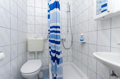Ένα μπάνιο στο Apartments Mirko R