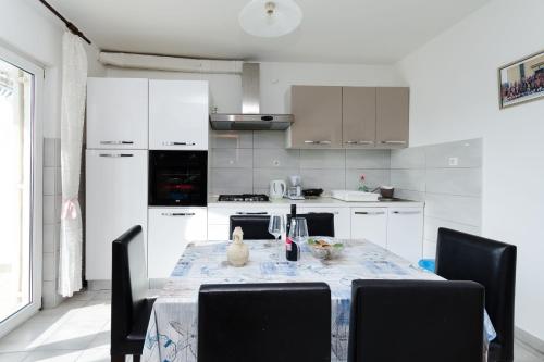 Η κουζίνα ή μικρή κουζίνα στο Apartments Mirko R