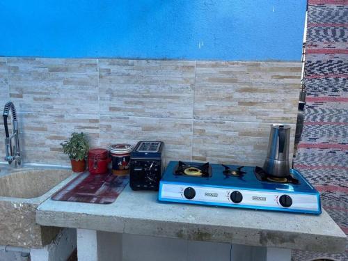 einem Backofen mit blauem Kochfeld auf einer Theke in der Unterkunft fabulous rooftop 2 colonial room for 4 in Santo Domingo