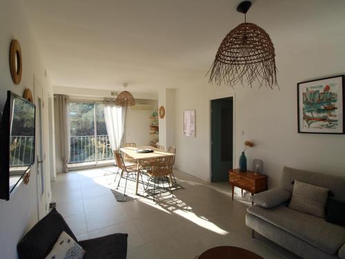 un salon avec un canapé et une table dans l'établissement Appartement moderne climatisé avec Wi-Fi à 300m du centre-ville et de la plage à Collioure - FR-1-309-355, à Collioure